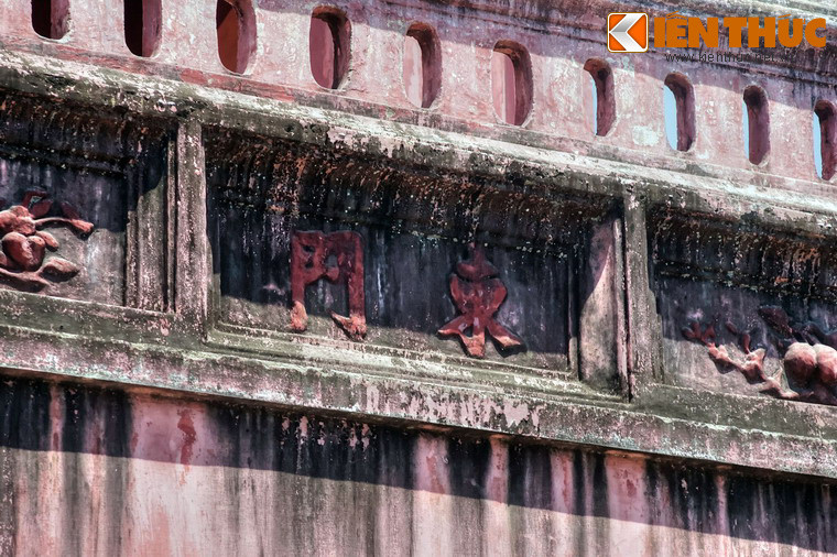 Mặt trước từng cổng thành ghi tên cổng bằng chữ Hán: Đông môn (門 東), Tây môn (門 西), Tiền môn (門 前), Hậu môn (門 后).