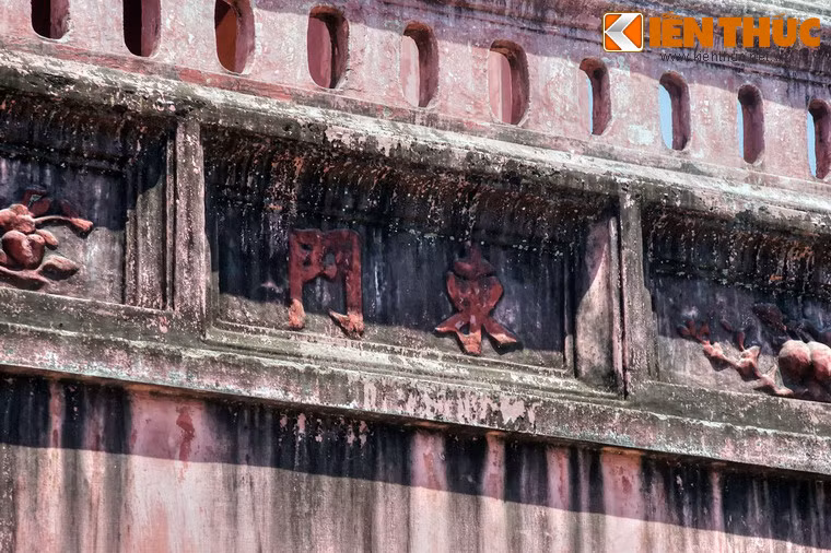 Mặt trước từng cổng thành ghi tên cổng bằng chữ Hán: Đông môn (門 東), Tây môn (門 西), Tiền môn (門 前), Hậu môn (門 后).