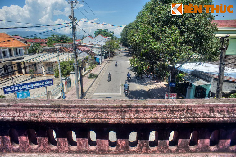 Không chỉ là công trình quân sự, thành Diên Khánh còn là cơ quan hành chính của phủ Diên Khánh thời Nguyễn. Trong thành thời đó có cột cờ, hoàng cung, dinh Tuần vũ, dinh Án sát, dinh Lãnh binh, dinh quan Tham tri, nhà kho và nhà lao… Các công trình này ngày nay đều không còn.