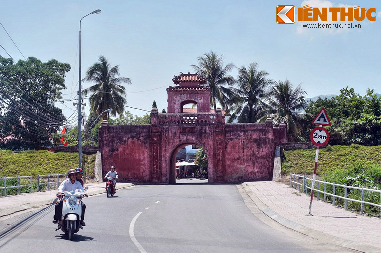 Từ cửa Đông đi theo hướng đường Lý Tự Trọng thêm khoảng 700 mét sẽ đến cửa Tây.