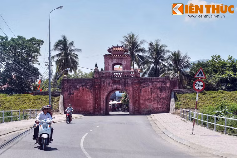 Từ cửa Đông đi theo hướng đường Lý Tự Trọng thêm khoảng 700 mét sẽ đến cửa Tây.