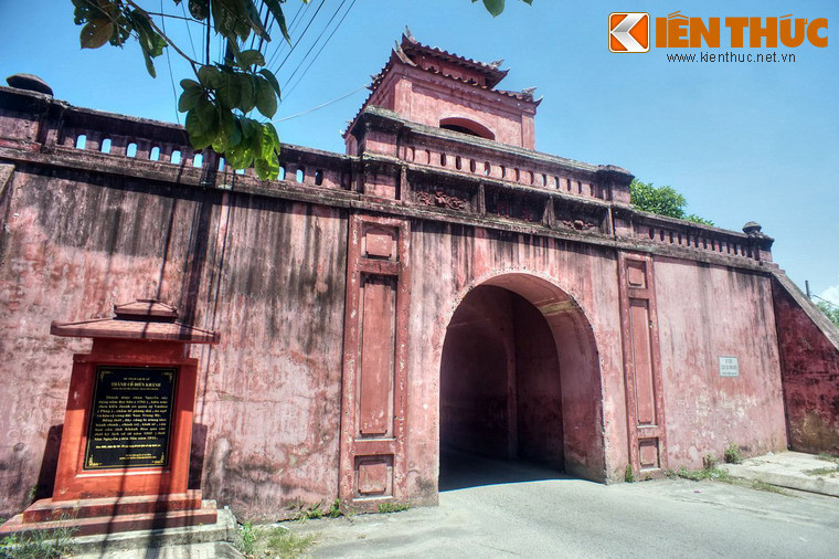 Theo các sử liệu, năm 1793 chúa Nguyễn Ánh đem quân chiếm vùng đất Diên Khánh từ nhà Tây Sơn. Thấy nơi đây là địa bàn chiến lược quan trọng lâu dài, Nguyễn Ánh quyết xây dựng Diên Khánh thành căn cứ vững chắc, một vành đai phòng ngự kiên cố từ xa.