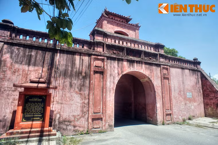 Theo các sử liệu, năm 1793 chúa Nguyễn Ánh đem quân chiếm vùng đất Diên Khánh từ nhà Tây Sơn. Thấy nơi đây là địa bàn chiến lược quan trọng lâu dài, Nguyễn Ánh quyết xây dựng Diên Khánh thành căn cứ vững chắc, một vành đai phòng ngự kiên cố từ xa.