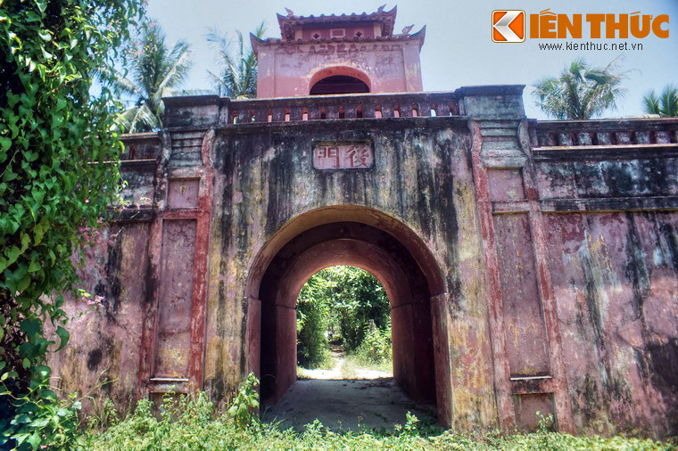 Cửa Hậu nằm sâu trong một ngõ hẻm trên đường Nguyễn Bỉnh Khiêm, sau lưng Ủy ban Mặt trận Tổ quốc Việt Nam huyện Diên Khánh. Khác với các cửa kia, cửa Hậu nằm trong một khu vực hoang vắng, bị cây cỏ dại bao phủ.