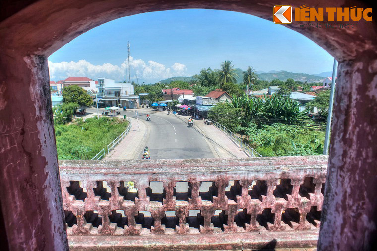 Hai mặt cổng thành được xây lan can cao 0,85 mét.