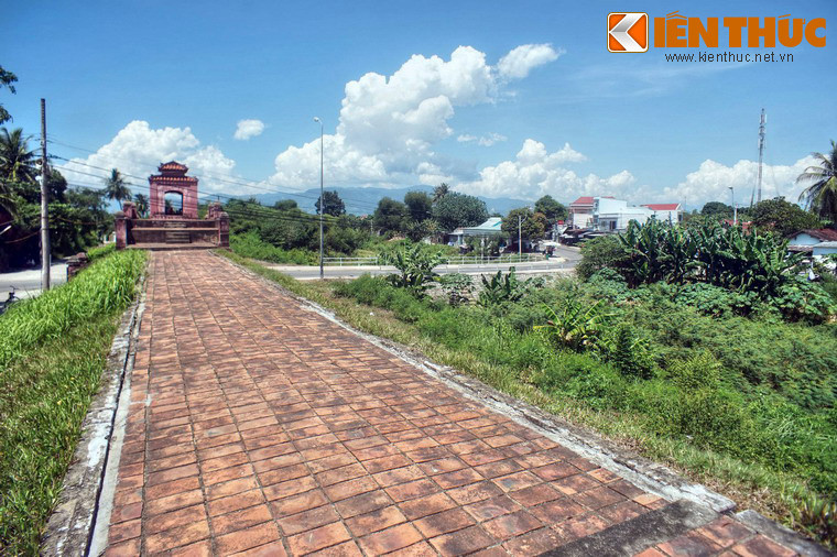 Đường đi trên bờ thành rộng 5,35 mét.