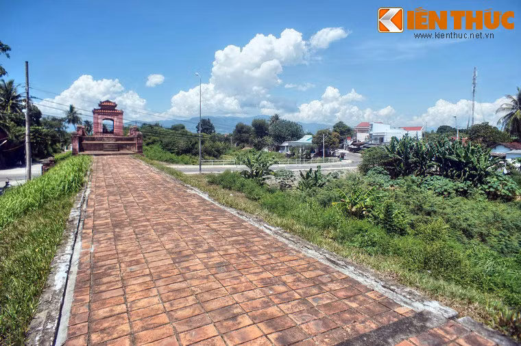 Đường đi trên bờ thành rộng 5,35 mét.