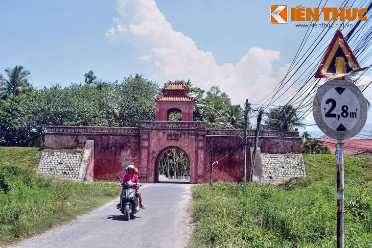 Cửa Tiền nằm trên trục đường phía Nam thị trấn, gần Ban chỉ huy quân sự huyện Diên Khánh.