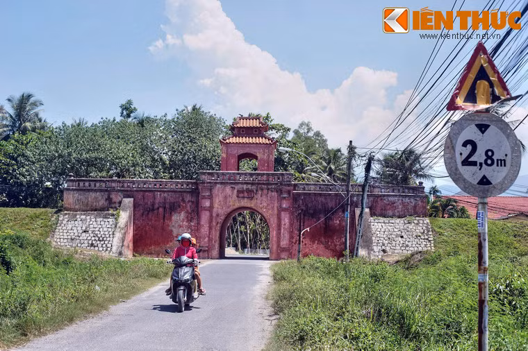 Cửa Tiền nằm trên trục đường phía Nam thị trấn, gần Ban chỉ huy quân sự huyện Diên Khánh.