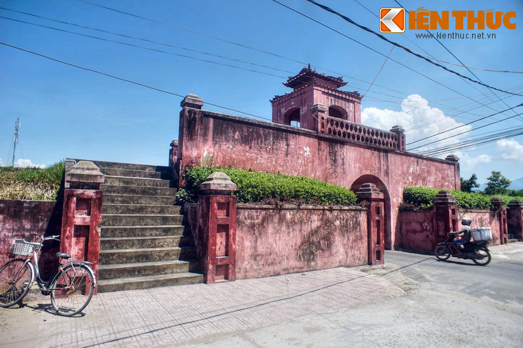 Nếu có dịp đi qua thị trấn Diên Khánh, du khách không nên bỏ lỡ cơ hội ghé thăm tòa thành độc đáo của mảnh đất Khánh Hòa này.