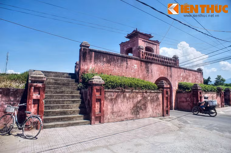Nếu có dịp đi qua thị trấn Diên Khánh, du khách không nên bỏ lỡ cơ hội ghé thăm tòa thành độc đáo của mảnh đất Khánh Hòa này.