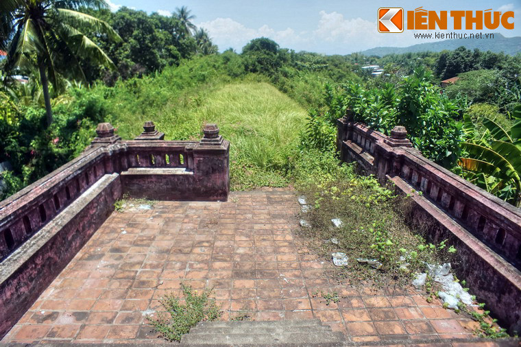 Trên tường thành xưa được trồng tre gai ken dày và các loại cây có gai khác vừa giữ độ bền cho tường thành vừa tăng chướng ngại cho đối phương như một hàng rào phòng ngự, ngày nay dấu vết hầu như không còn.