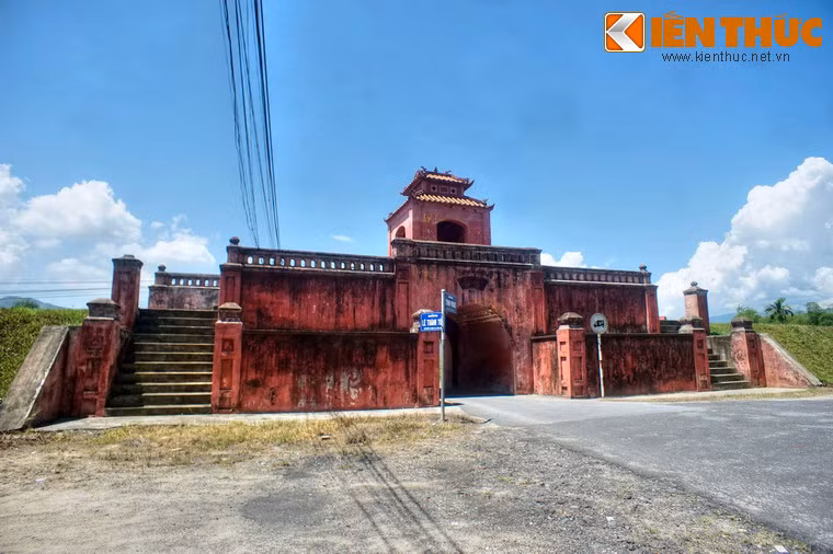 Khi xây dựng xong (1793), thành Diên Khánh có 6 cửa, hiện nay chỉ còn lại 4 cửa: Đông, Tây, Tiền (Nam), Hậu (Bắc). Năm 1823, cửa Tả và cửa Hữu đã bị phá dỡ, tới nay không còn dấu vết gì.