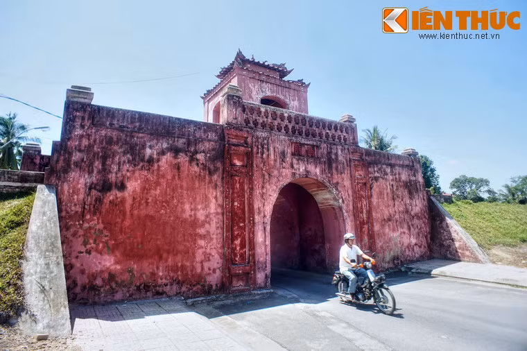 Thành Diên Khánh được xây dựng theo kiểu Vauban phương Tây, và là tòa thành kiểu Vauban thứ hai được xây ở Việt Nam, sau thành Gia Định ở Nam Kỳ.