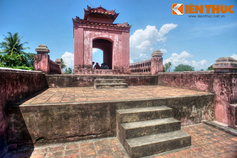 Phía trên cổng thành xây lầu tứ giác với mỗi cạnh 3,30 mét, có bốn cửa ở bốn hướng rộng 1,30 mét, cao 2,5 mét; trên cùng là tầng lầu nhỏ có mái uốn cong lợp ngói âm dương.