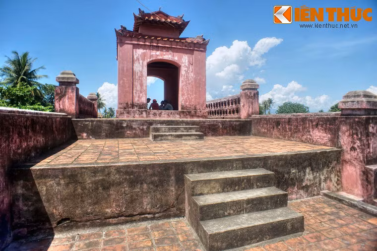 Phía trên cổng thành xây lầu tứ giác với mỗi cạnh 3,30 mét, có bốn cửa ở bốn hướng rộng 1,30 mét, cao 2,5 mét; trên cùng là tầng lầu nhỏ có mái uốn cong lợp ngói âm dương.