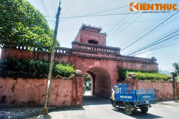 Các cổng của thành Diên Khánh được xây theo cùng một kiểu mẫu bằng gạch nung trát vôi vữa, tạo thành một hình khối dài khoảng 15 mét.