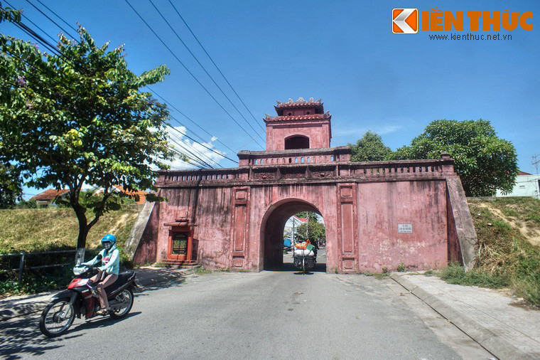 Cửa Đông của thành nằm ở ngã tư Lý Tự Trọng - Lê Thánh Tông. Đây là cửa thành còn nguyên vẹn nhất, đồng thời là cửa ngõ vào trung tâm thị trấn Diên Khánh khi đi từ Nha Trang.