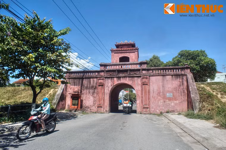 Cửa Đông của thành nằm ở ngã tư Lý Tự Trọng - Lê Thánh Tông. Đây là cửa thành còn nguyên vẹn nhất, đồng thời là cửa ngõ vào trung tâm thị trấn Diên Khánh khi đi từ Nha Trang.