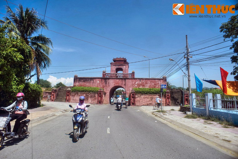 Nằm ở thị trấn Diên Khánh (huyện Diên Khánh, tỉnh Khánh Hòa), cách TP. Nha Trang chừng 10 km về phía Nam, thành cổ Diên Khánh được coi là tòa thành nguyên vẹn nhất của nhà Nguyễn bên ngoài Cố đô Huế còn được gìn giữ đến nay.