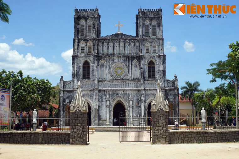 Nằm ở xã An Thạch, huyện Tuy An, tỉnh Phú Yên, nhà thờ Mằng Lăng là được xây dựng từ năm 1891, là một trong những nhà thờ cổ nổi tiếng của Việt Nam.