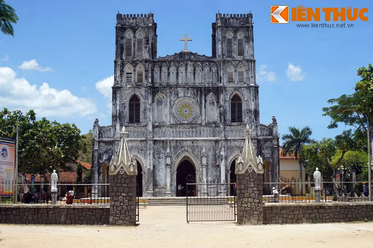 Bi mat bat ngo cua nha tho co noi tieng cua Viet Nam