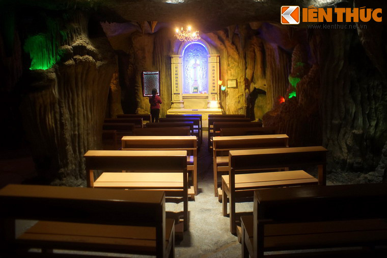 Một phần đường hầm mở rộng tạo thành thánh nhỏ. Trung tâm thánh đường đặt tượng ngài Anrê Phú Yên.