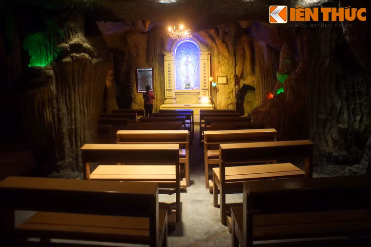 Một phần đường hầm mở rộng tạo thành thánh nhỏ. Trung tâm thánh đường đặt tượng ngài Anrê Phú Yên.