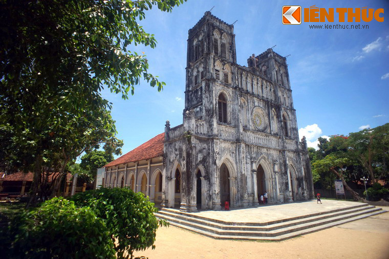 Nhà thờ Mằng Lăng nhìn từ trên quả đồi lưu giữ cuốn sách chữ quốc ngữ cổ nhất.