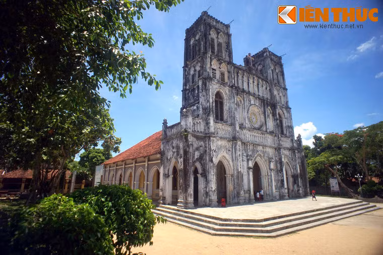 Nhà thờ Mằng Lăng nhìn từ trên quả đồi lưu giữ cuốn sách chữ quốc ngữ cổ nhất.