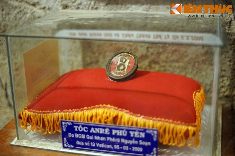 Ngoài cuốn sách quý giá, căn phòng còn trưng bày nhiều hình ảnh, tư liệu, hiện vật lịch sử về nhà thờ Mằng Lăng và ngài Anrê Phú Yên.