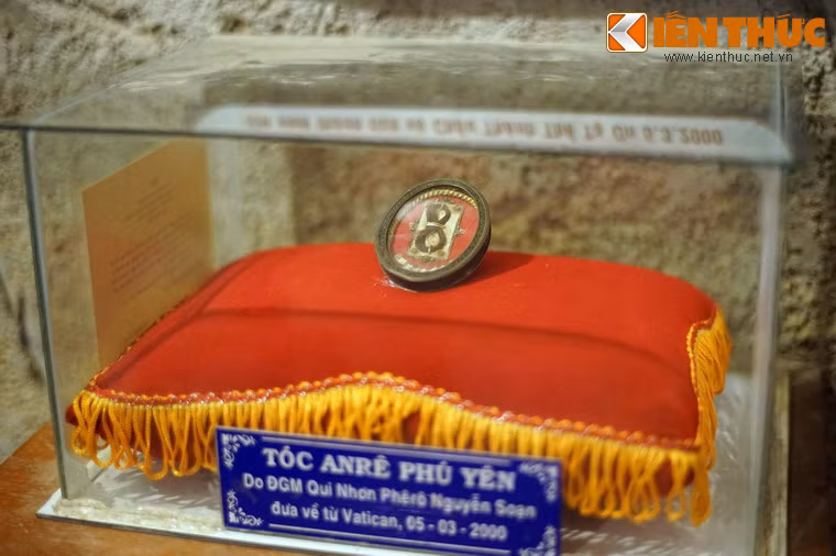 Ngoài cuốn sách quý giá, căn phòng còn trưng bày nhiều hình ảnh, tư liệu, hiện vật lịch sử về nhà thờ Mằng Lăng và ngài Anrê Phú Yên.