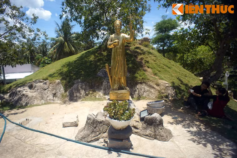 Tượng ngài Anrê Phú Yên được đặt trên đồi, hướng về nhà thờ Mằng Lăng.