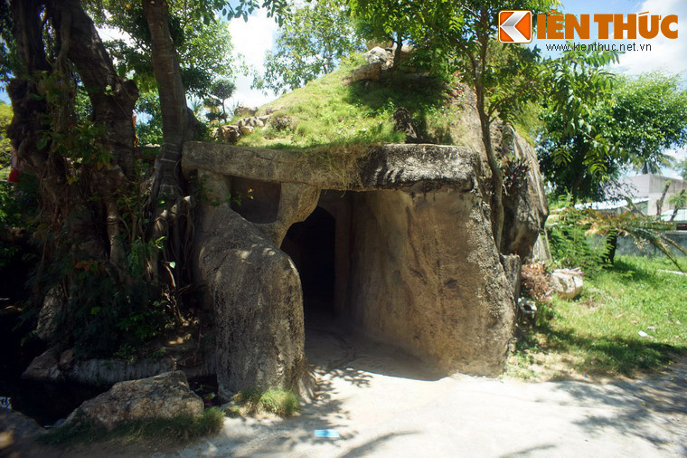 Lòng quả đồi là một khu hầm được xây dựng khá kỳ công. Lối vào hầm nằm ở một góc khuất dưới chân đồi.