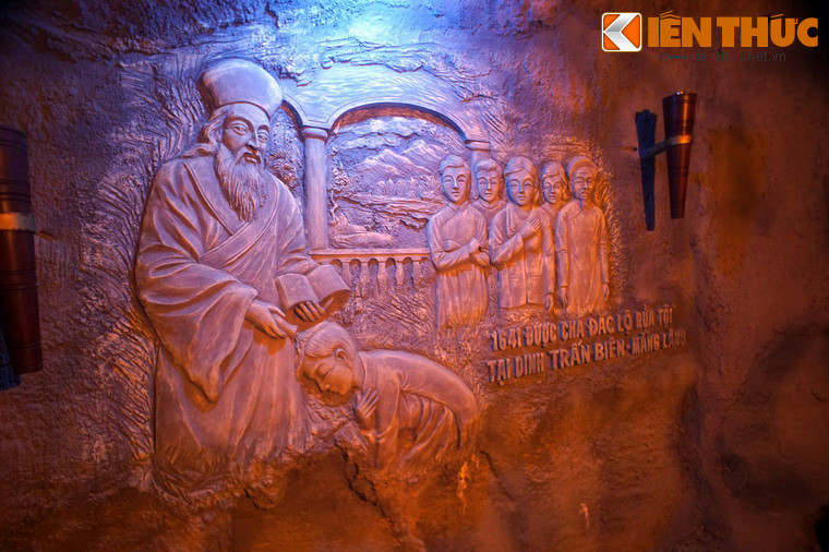 Trên vách hầm có những bức tranh đắp nổi, tái hiện cuộc đời Anrê Phú Yên - một vị thánh tử đạo có sự nghiệp gắn với giáo xứ Mằng Lăng.