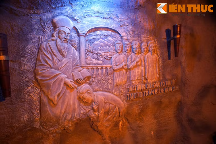 Trên vách hầm có những bức tranh đắp nổi, tái hiện cuộc đời Anrê Phú Yên - một vị thánh tử đạo có sự nghiệp gắn với giáo xứ Mằng Lăng.