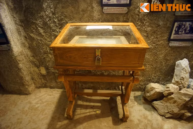 Giữa phòng là nơi đặt một chiếc hộp gỗ. Trong hộp có một hiện vật lịch sử đặc biệt...