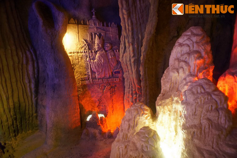 Căn hầm có những lối đi uốn lượn, mang sắc màu huyền bí với ánh sáng huyền ảo.