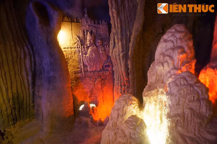 Căn hầm có những lối đi uốn lượn, mang sắc màu huyền bí với ánh sáng huyền ảo.