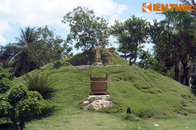 Quả đồi này được xây từ năm 2008, là nơi ẩn chứa một bí mật sẽ gây nhiều bất ngờ cho du khách lần đầu ghé thăm nhà thờ.