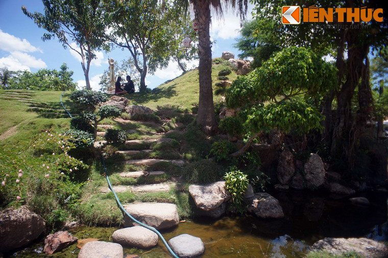 Rời khỏi khu hầm, du khách có thể lên sườn quả đồi nhân tạo bằng một lối đi lát bằng những phiến đá lớn.