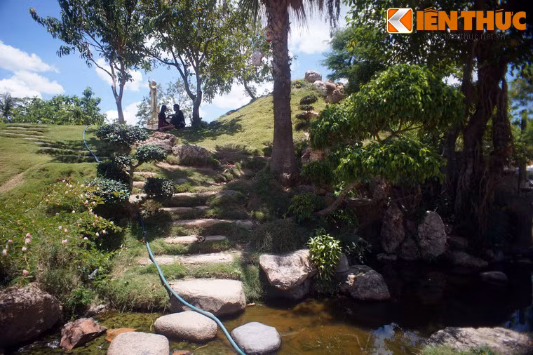 Rời khỏi khu hầm, du khách có thể lên sườn quả đồi nhân tạo bằng một lối đi lát bằng những phiến đá lớn.