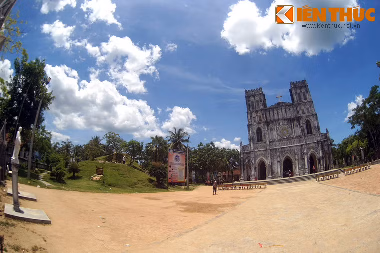 Nhà thờ mang kiến trúc Gothic, nằm trong khuôn viên rộng rãi rợp cây xanh. Ở sân trước nhà thờ có một quả đồi giả.