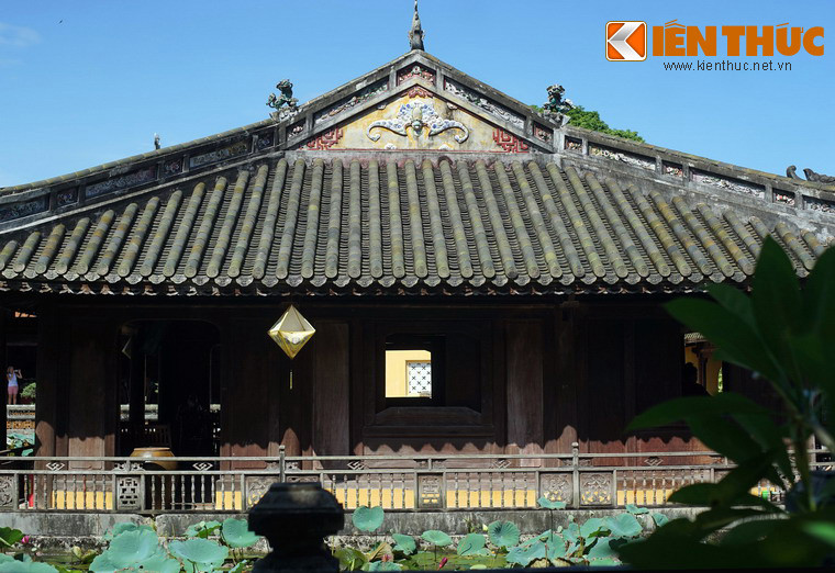 Tạ Trường Du có kết cẩu kiểu nhà rường truyền thống Huế với hình thức vuông (phương đình), một gian bốn chái, 16 cột trụ.