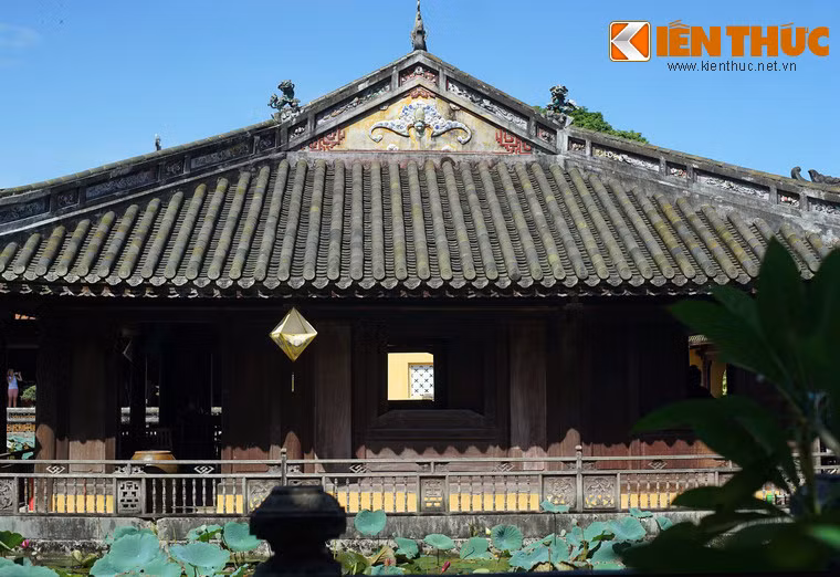 Tạ Trường Du có kết cẩu kiểu nhà rường truyền thống Huế với hình thức vuông (phương đình), một gian bốn chái, 16 cột trụ.