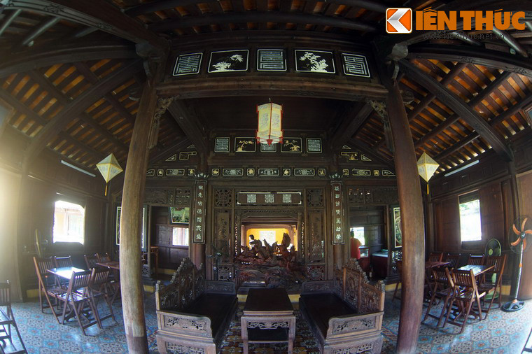 Nền tạ lát gạch hoa, vách gỗ trổ cửa sổ xung quanh bốn mặt nên rất thông thoáng.