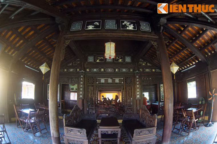 Nền tạ lát gạch hoa, vách gỗ trổ cửa sổ xung quanh bốn mặt nên rất thông thoáng.