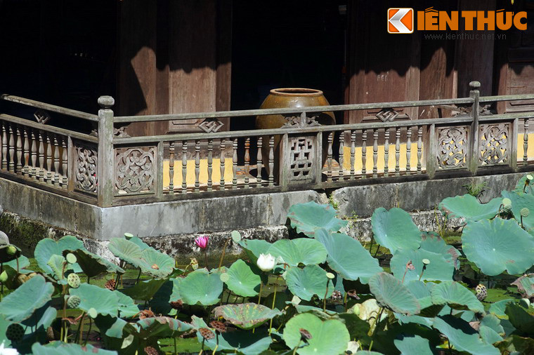 Ba mặt giáp hồ nước có lối đi hẹp với lan can bao quanh.