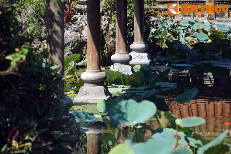 Nhìn chung, tạ Trường Du là một công trình kiến trúc tương đối nhỏ và đơn giản nhưng mang vẻ đẹp hài hòa và thơ mộng do đặt trong một không gian hợp lý.