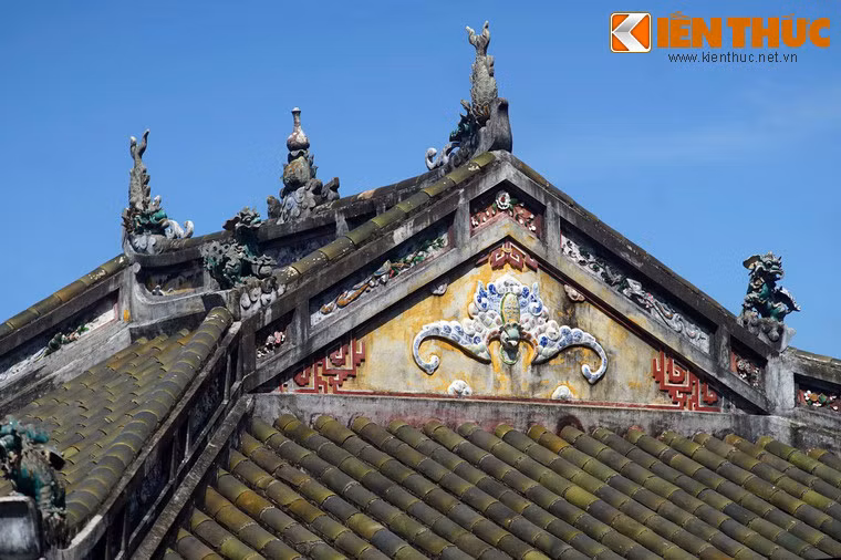 Trên nóc chấp bầu rượu bằng pháp lam.